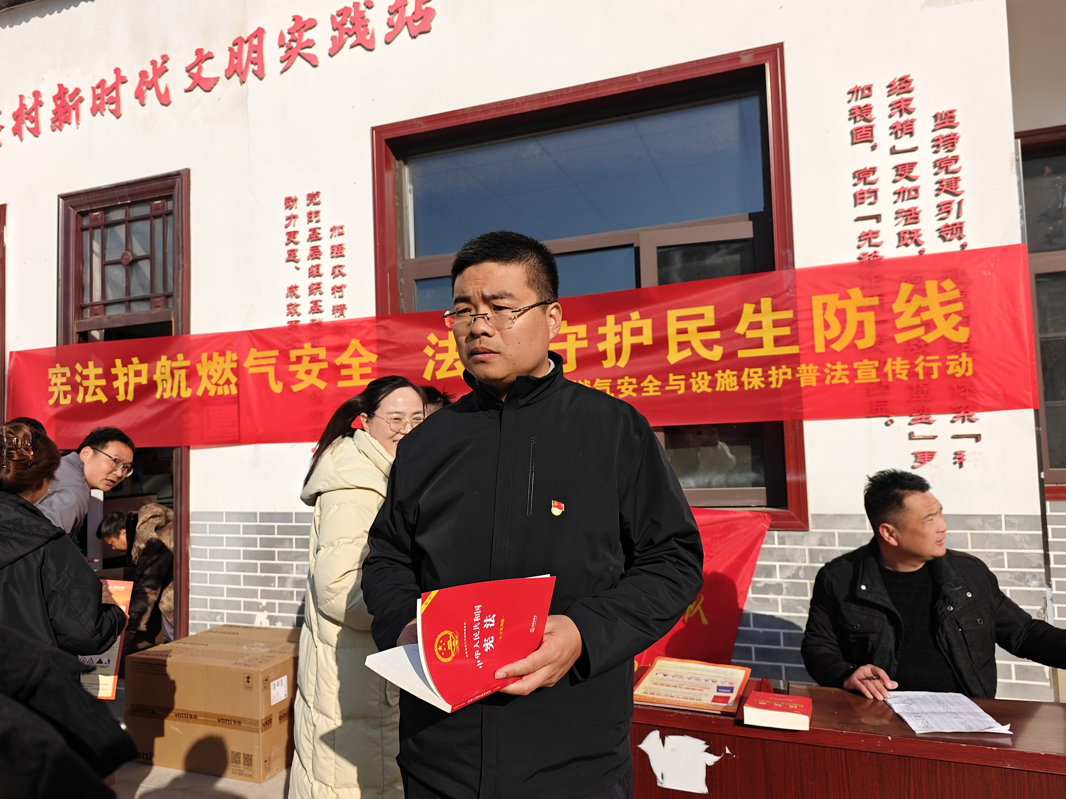 丽华集团党支部开展宪法宣传周活动